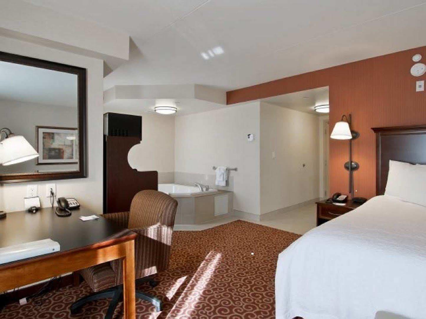 Hampton Inn By Hilton North Bay Exterior photo